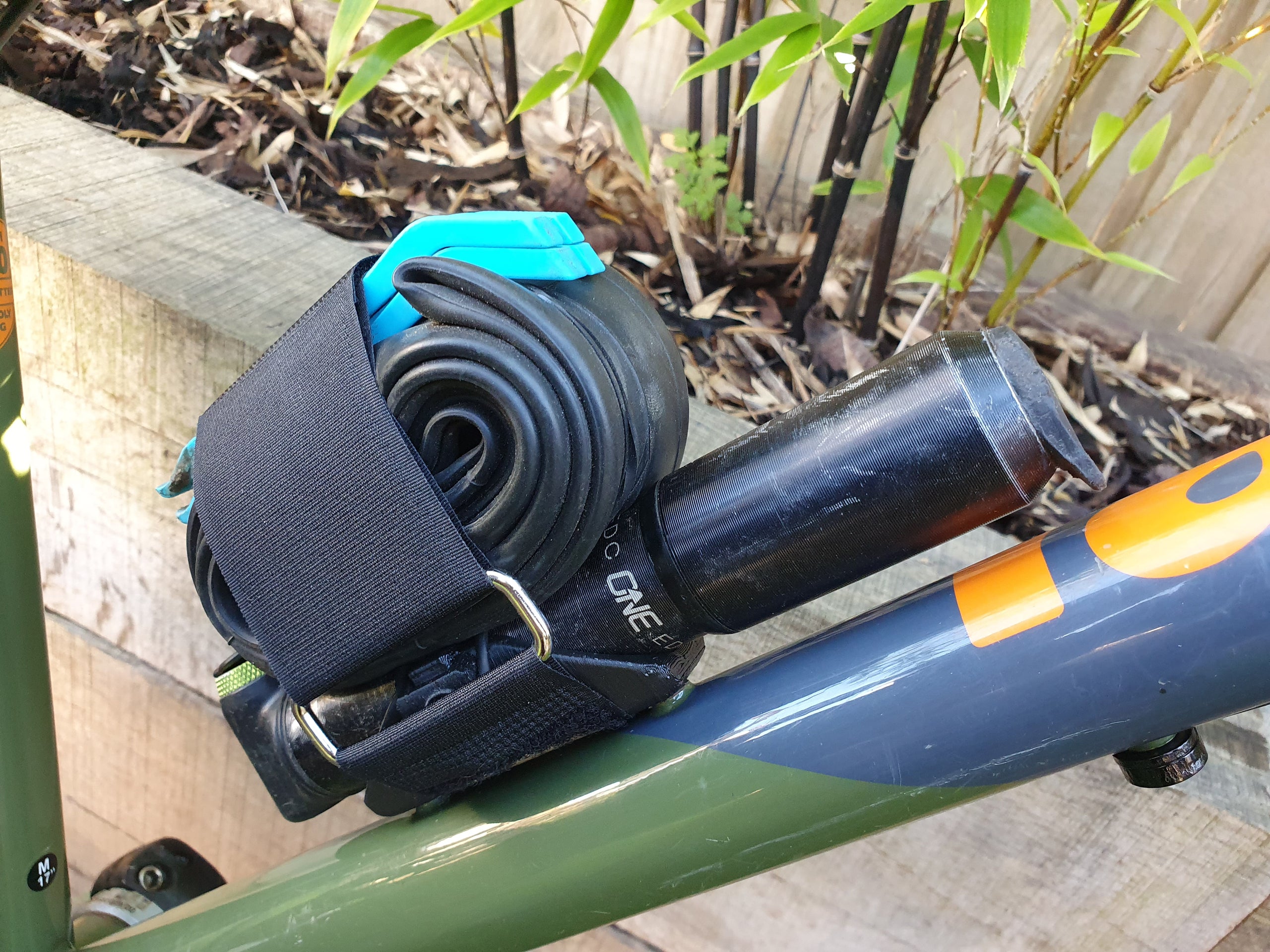In line accessory pump mount for OneUp EDC pump and Dynaplug Racer Ultralight Cycle Solvers